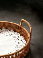 panier rotin marron tissage traditionnel rustique poignées vintage doily blanc snacks