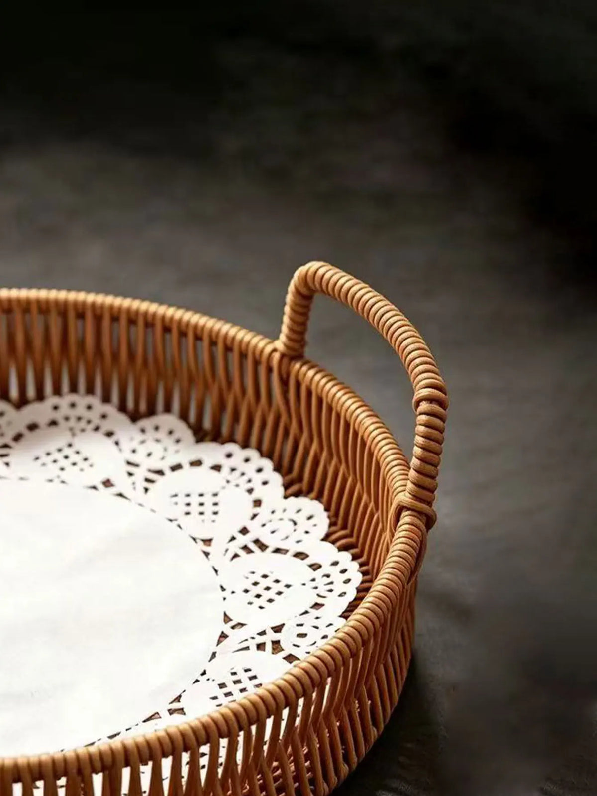 panier rotin marron tissage traditionnel rustique poignées vintage doily blanc snacks