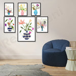 Une sélection de peintures florales encadrées ornent les murs, accompagnées d'un mobilier confortable et accueillant.