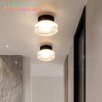 Applique murale LED ronde grise installée dans un couloir