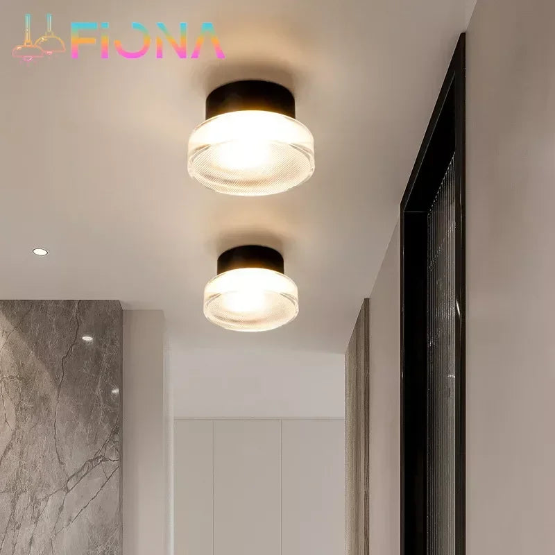 Applique murale LED ronde grise installée dans un couloir