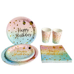 vaisselle jetable anniversaire arc ciel assiettes dorées points confettis serviettes verres festifs