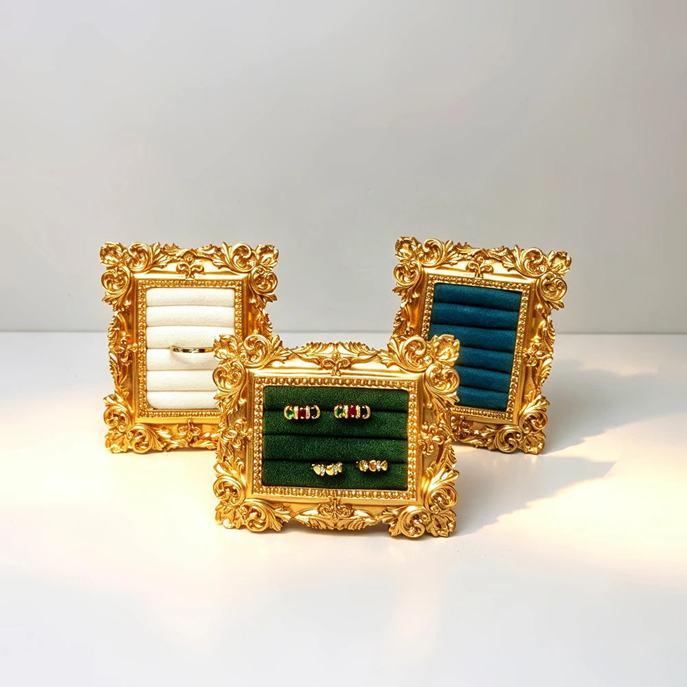 support bijoux or vert blanc ornements baroques velours classique baroque
