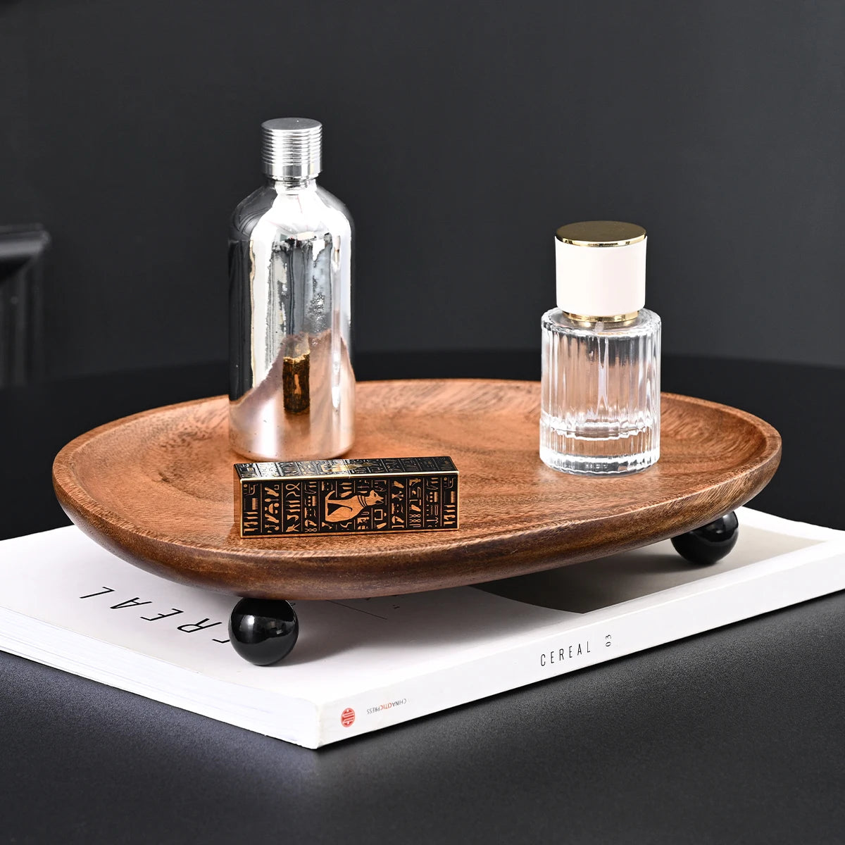 plateau bois marron clair moderne grain naturel pieds noirs parfums porte clés