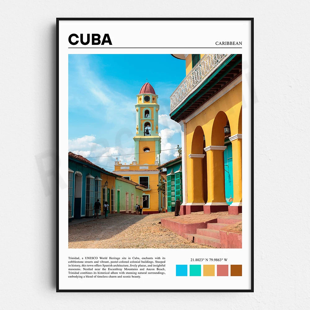 L'image montre une ville de Cuba, avec des bâtiments colorés et une tour de style colonial, représentant l'architecture et la beauté pittoresque de cette destination des Caraïbes.