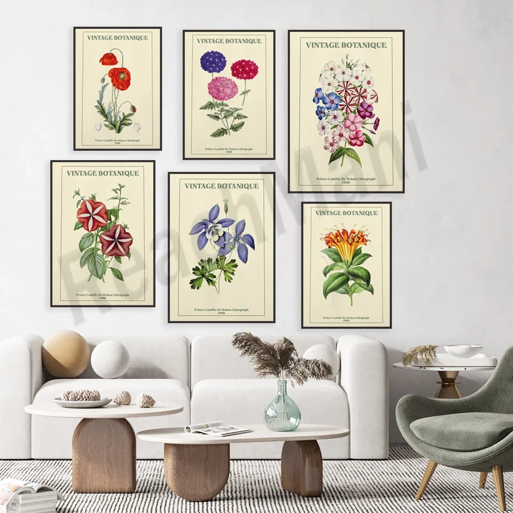 Un ensemble d'illustrations botaniques vintage représentant diverses fleurs colorées et détaillées, encadrées et accrochées au mur, complétant un espace de salon moderne avec des meubles en bois et du mobilier confortable.