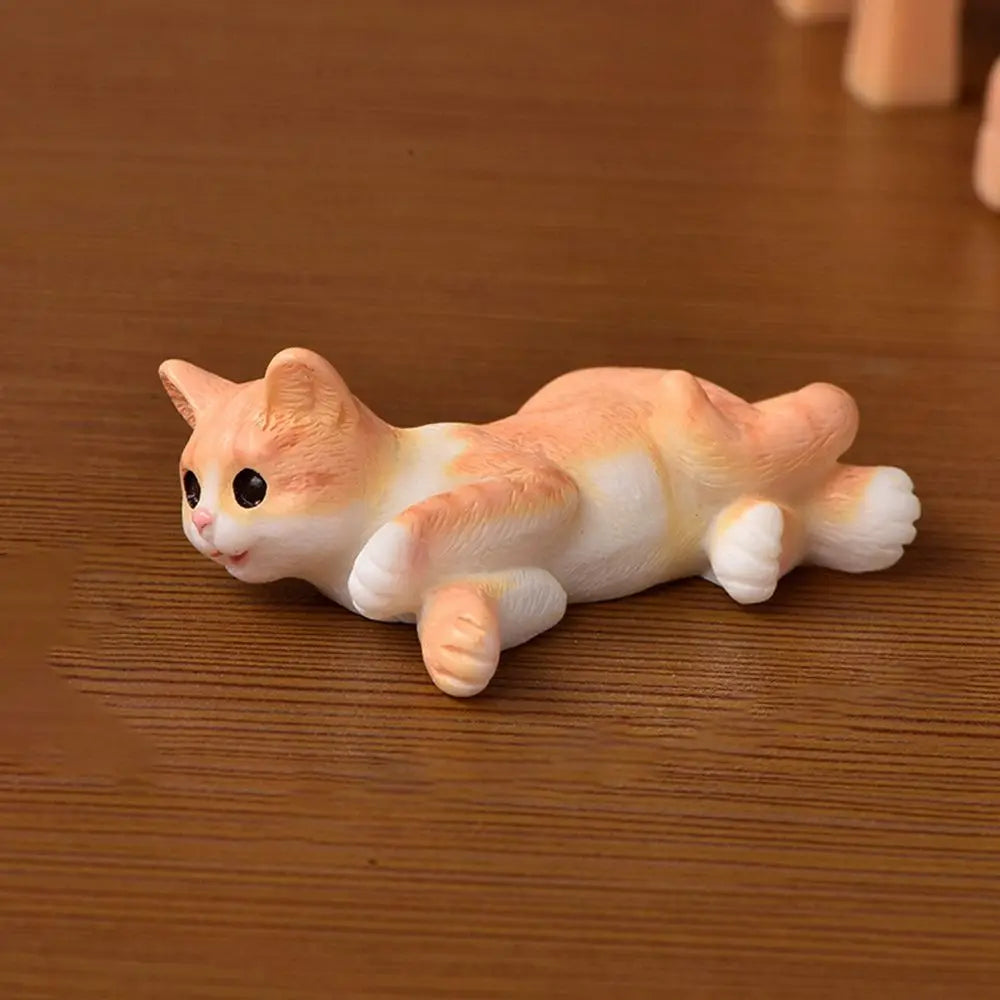 figurines chats résine miniature table deco maison blanc taches colorées opaques erotique