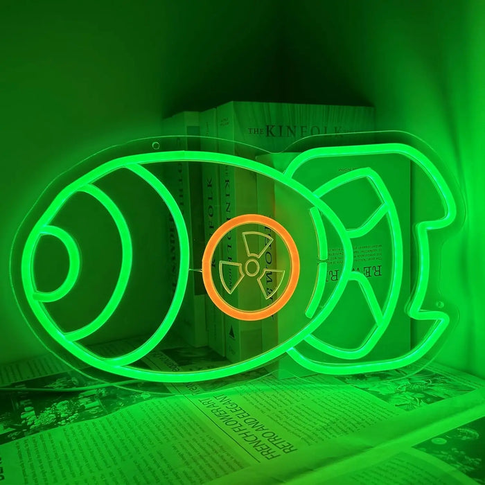Enseigne néon œil vert design orange rayonnant allumée dans un salon