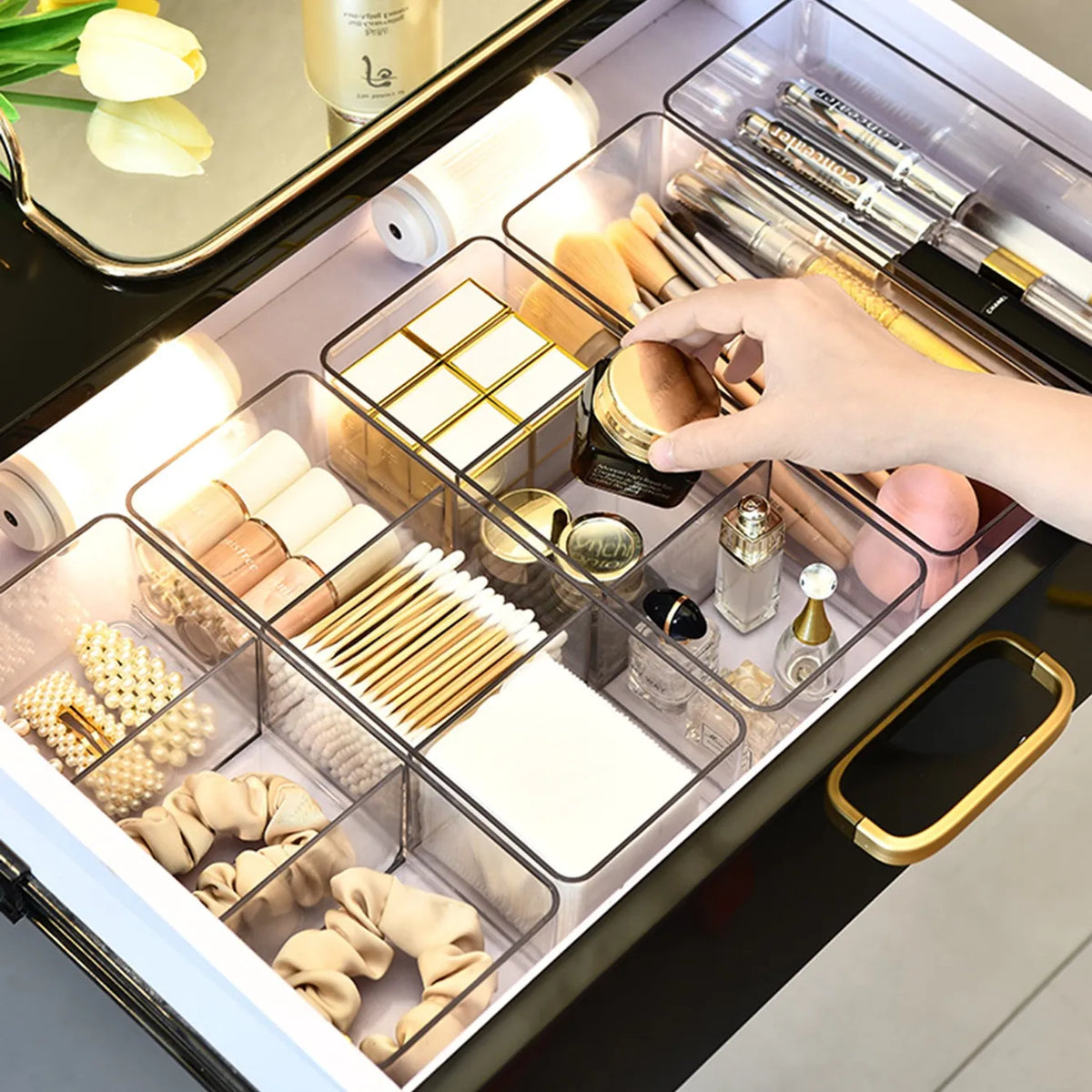 boîtes rangement cosmétiques transparentes modernes poignées métalliques brosse pinceaux produits beauté