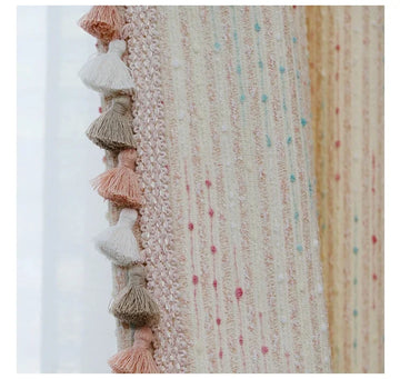 rideau moderne beige rose pâle bleu clair plissé tulle translucide boules pompons fenêtre
