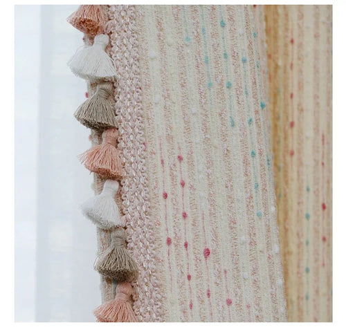 rideau moderne beige rose pâle bleu clair plissé tulle translucide boules pompons fenêtre