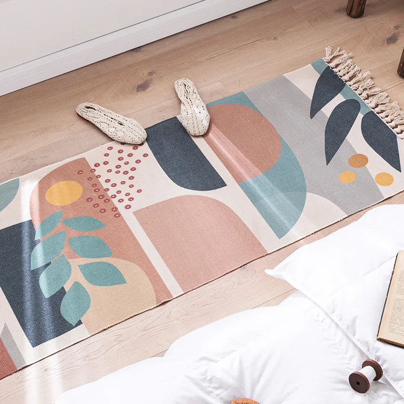 Tapis décoratif aux motifs géométriques abstraits dans des teintes pastel, avec des formes organiques et des touches de couleurs chaudes et fraîches, créant une ambiance harmonieuse et apaisante dans cette pièce.