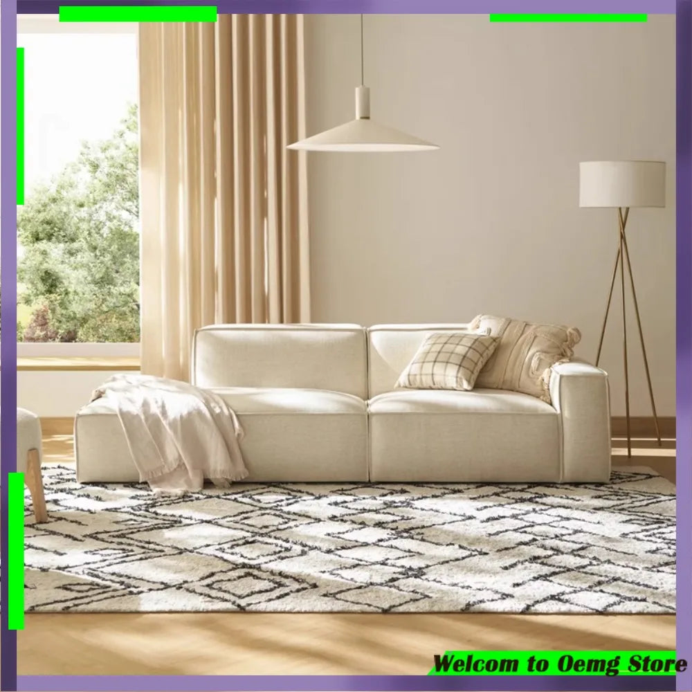 canapé d'angle moderne beige clair uni confortable salon minimaliste inclusion coussins tapis
