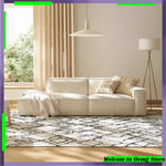 canapé d'angle moderne beige clair uni confortable salon minimaliste inclusion coussins tapis