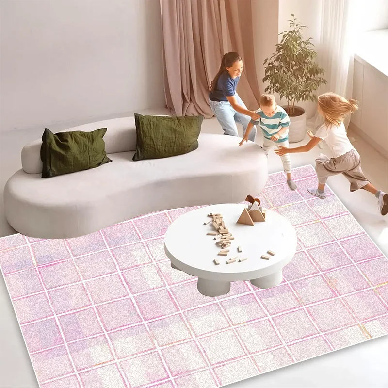 Cette image montre des enfants jouant dans un salon cosy, avec des meubles confortables et des jouets, créant une atmosphère familiale et chaleureuse.