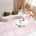 Cette image montre des enfants jouant dans un salon cosy, avec des meubles confortables et des jouets, créant une atmosphère familiale et chaleureuse.