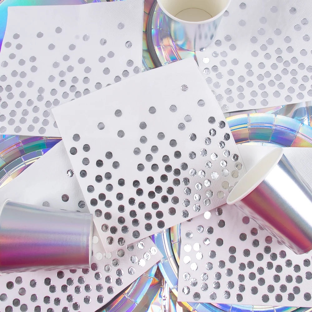 assiettes argent iridescentes gobelets serviettes nappe festive mariage anniversaire noel