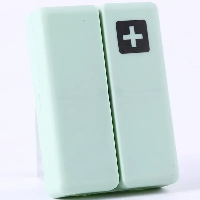 boîte pilules hebdomadaire compartiments couleurs pastel croix blanche moderne pratique