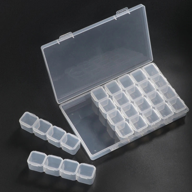 Boîte de rangement plastique transparent sur une étagère de décoration