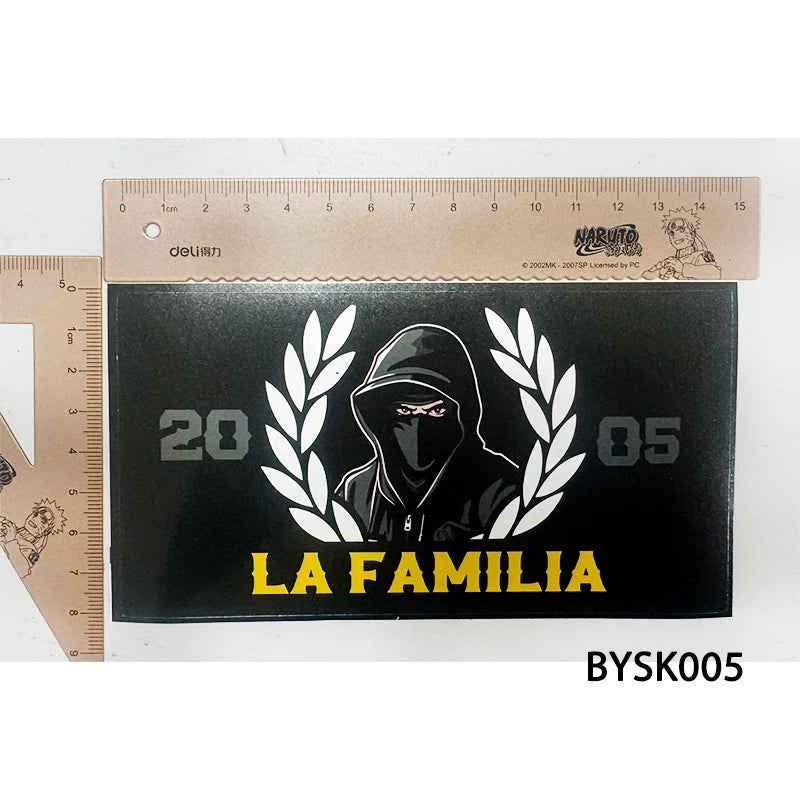 autocollants stickers familia 2005 logo cochon hébreu sport graphique noir jaune blanc gris mur