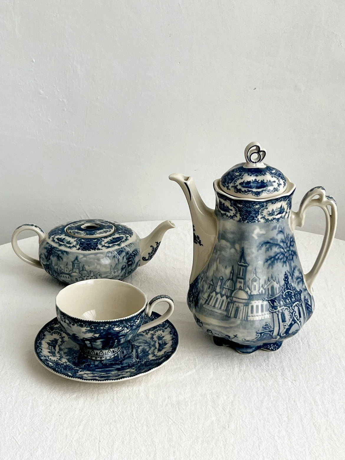 service thé céramique blanc bleu toile jouy poignées théière caféière soupière tasses