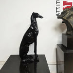 Sculpture chien de chasse résine gris foncé vue de face