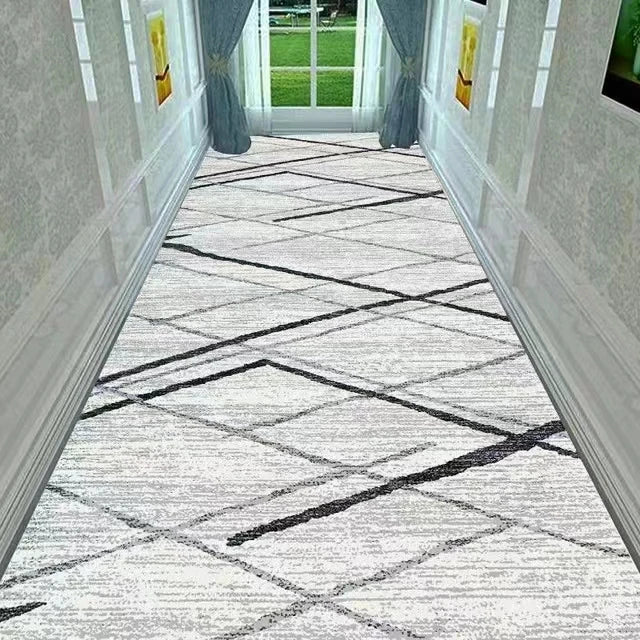 Tapis de couloir rouge bordeaux dans un intérieur chaleureux