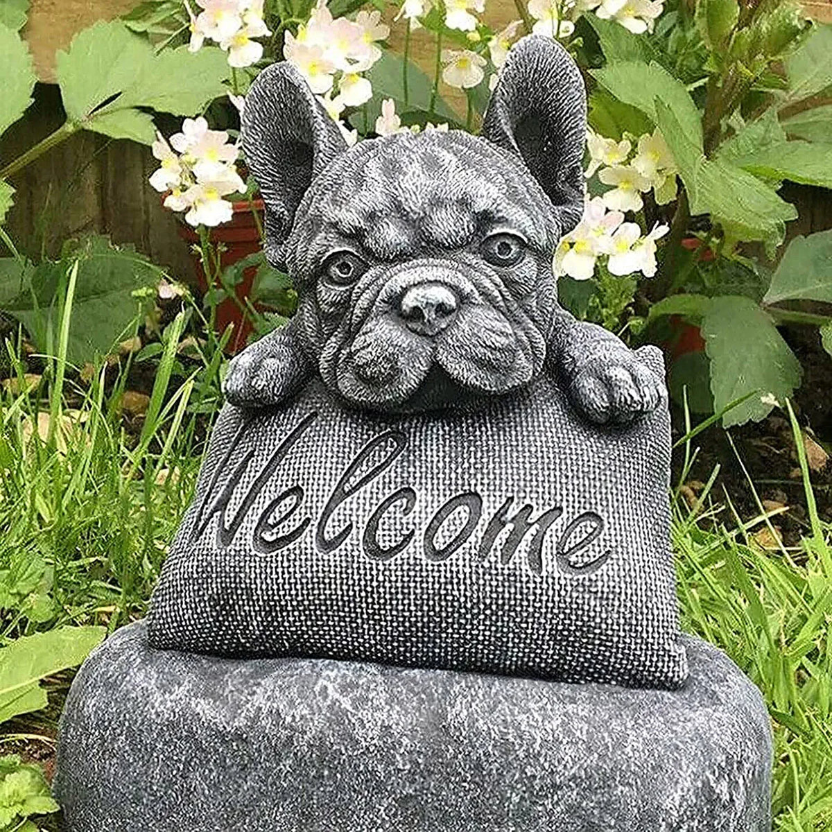 statue bulldog français bienvenue pierre texturée gris clair decoration jardin exterieur animalier assis bloc