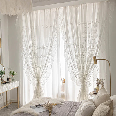 Rideaux élégants et décoratifs pour salon ou chambre, parfaits pour apporter une touche de charme romantique à votre intérieur. Avec leurs motifs détaillés et leur style raffiné, ces rideaux transforment votre espace en un havre de tranquillité et de sophistication. Idéal pour filtrer la lumière tout en préservant une atmosphère lumineuse et aérée. Accessoire indispensable pour une décoration intérieure moderne et cosy.