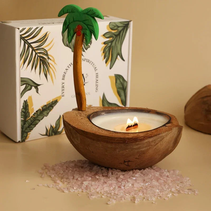 Une bougie parfumée tropicale dans un bol en bois entouré de cristaux de sel rose sur un fond orné de feuillage exotique.