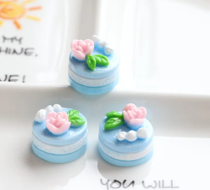 gâteaux résine coeurs fruits myrtilles fraises feuilles vertes violet bleu rose blanc rouge décoratifs