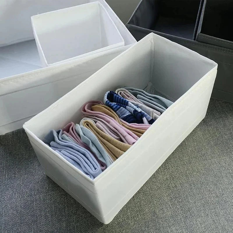 Boîte de rangement empilée dans une armoire pour optimisation d'espace
