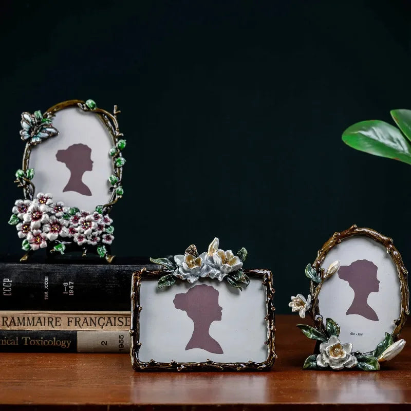 cadres photo vintage décoratifs fleurs magnolias roses boissons anciens livres