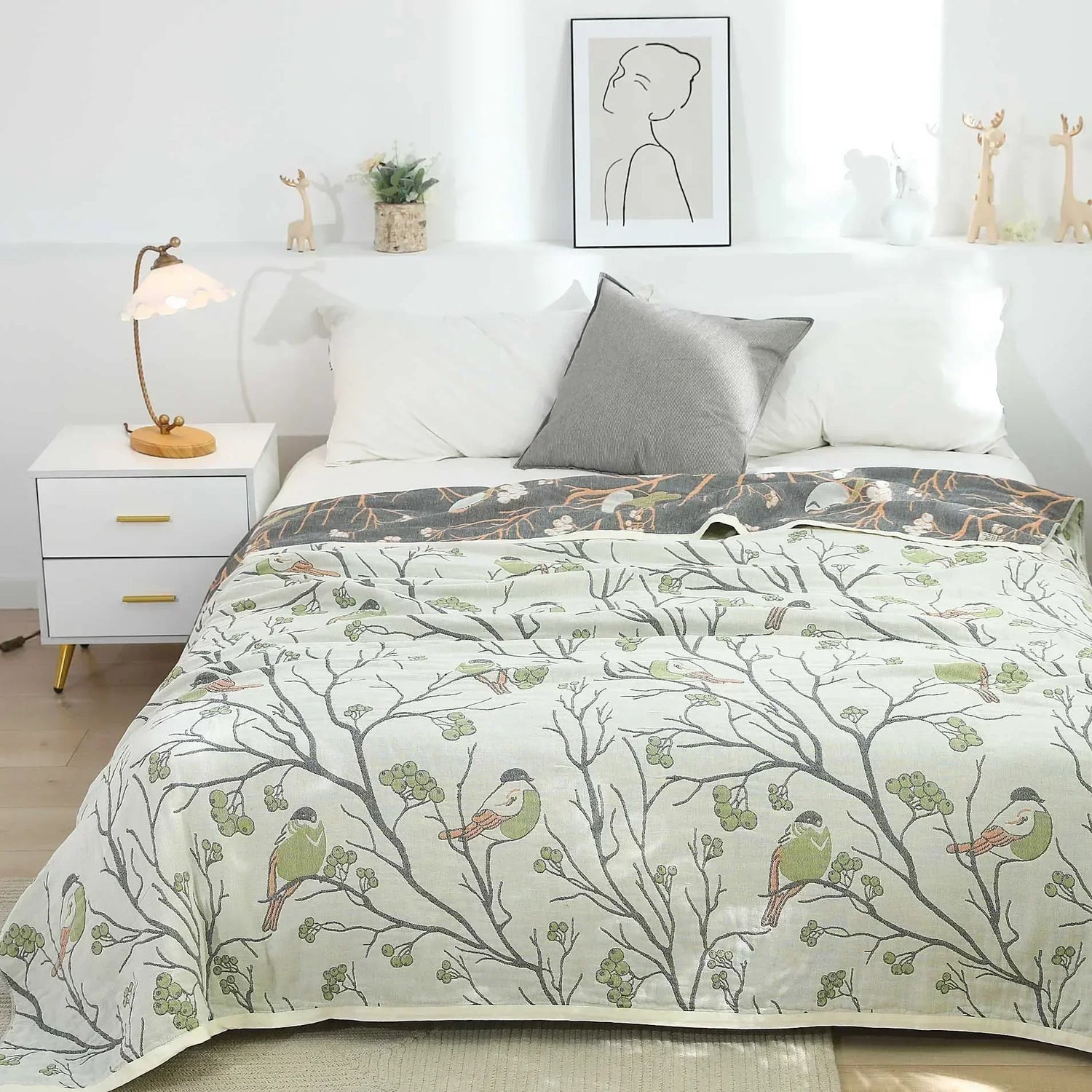 Jeté de lit japonais en gaze de coton 100% avec motif fleuri sur canapé
