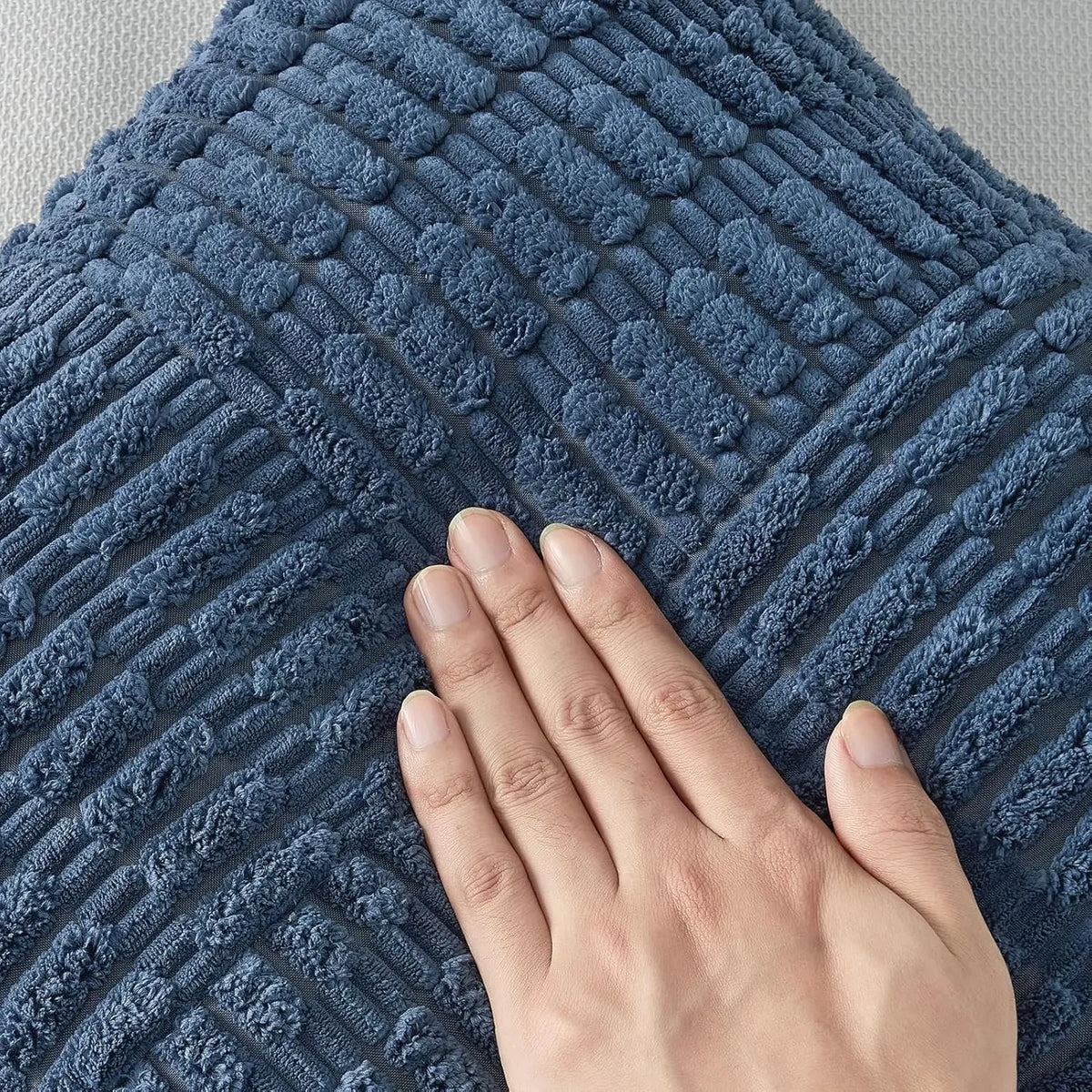 housse coussin carré moderne texture bleu marine polyester coton décoratif lit siège fixations blanc