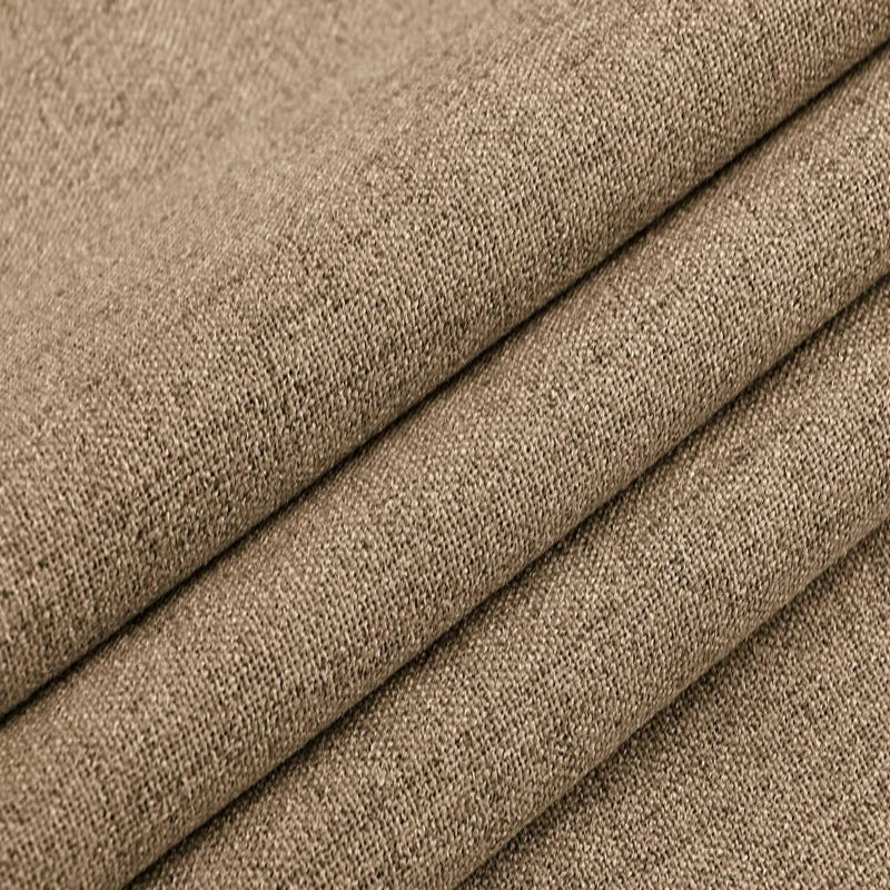 Rideaux en tissu marron, fabriqués à partir de faux lin, avec un motif unique. Ces textiles, souvent utilisés comme linge de maison élégant ou comme alternative aux tapis, mettent en valeur la riche texture et la polyvalence des matériaux naturels. Ils sont parfaits pour ajouter une touche de chaleur et de confort à n'importe quelle pièce.