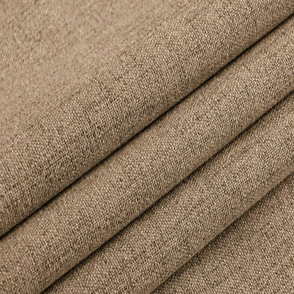 Rideaux en tissu marron, fabriqués à partir de faux lin, avec un motif unique. Ces textiles, souvent utilisés comme linge de maison élégant ou comme alternative aux tapis, mettent en valeur la riche texture et la polyvalence des matériaux naturels. Ils sont parfaits pour ajouter une touche de chaleur et de confort à n'importe quelle pièce.