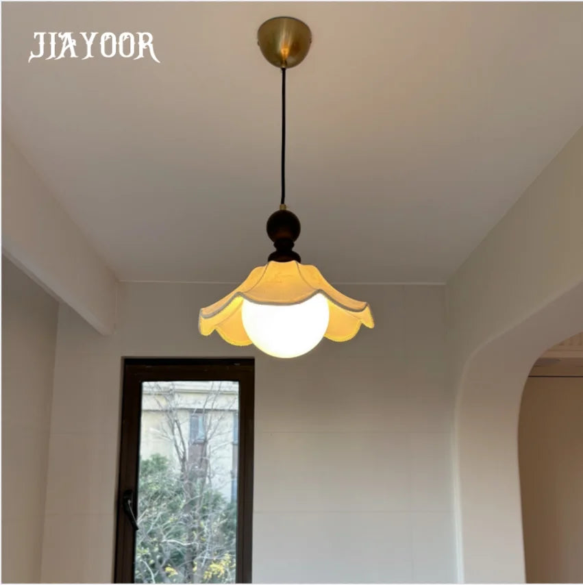 lampe suspendue vintage papillons dentelle blanc doré romantique chambre salon restaurant