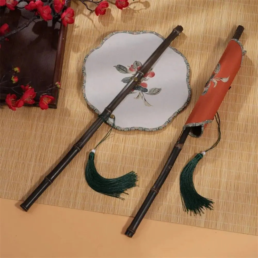 éventail traditionnel chinois soie brodée fleurs motif décoratif pompon long manche pliable