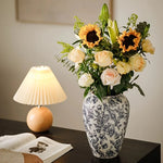 vase ceramic blanc bleu fleurs stylisées classique vintage table cylinder