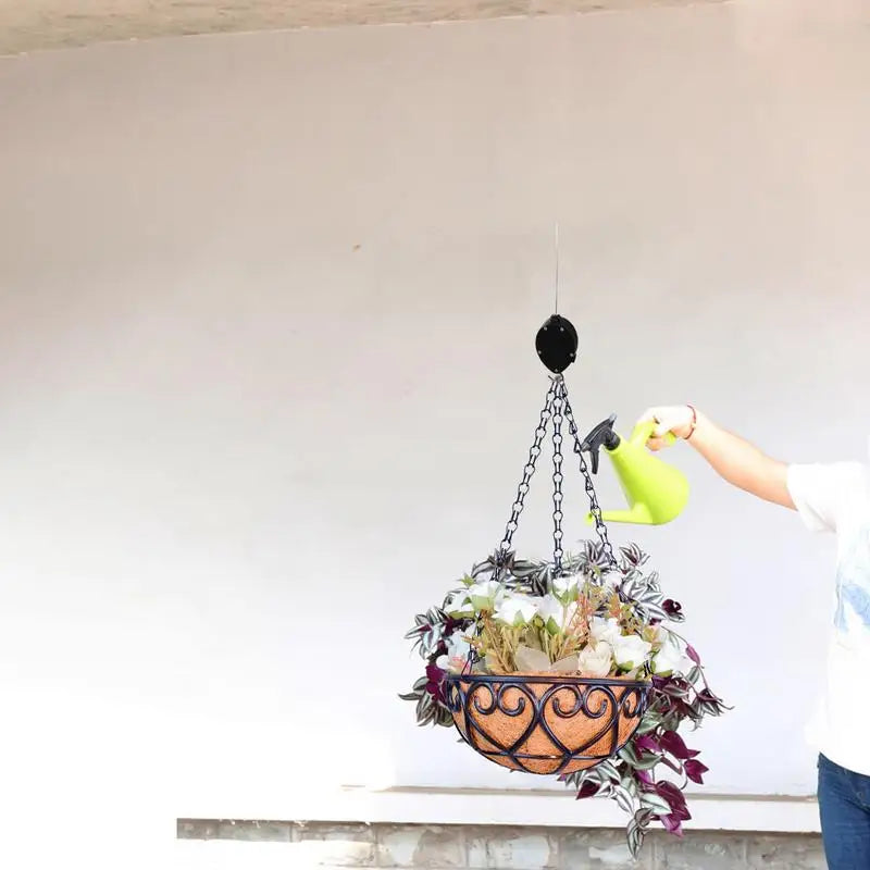 Porte-plante rond suspendu en métal avec doublure coco sur balcon
