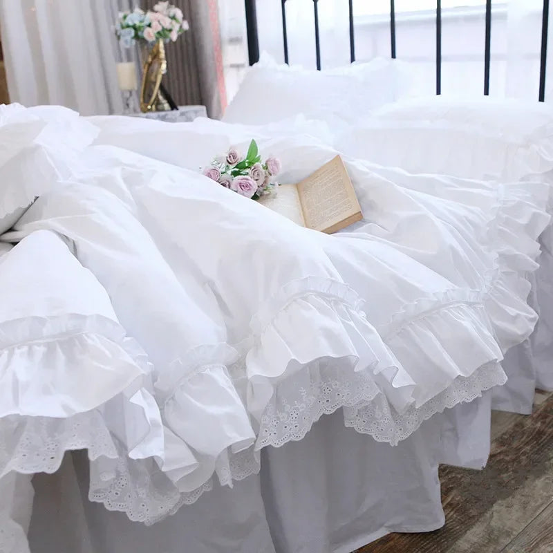 Housse de couette en coton à volants dentelle blanche sur un lit
