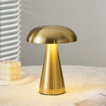 Lampe champignon doré design créatif dans un salon cosy