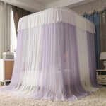 Un lit avec un auvent moelleux et léger en mousseline blanche, créant une atmosphère sereine et apaisante dans la chambre.