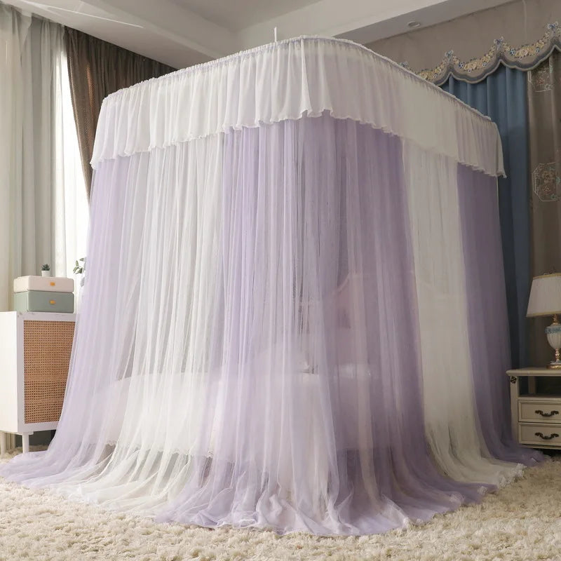 Un lit avec un auvent moelleux et léger en mousseline blanche, créant une atmosphère sereine et apaisante dans la chambre.