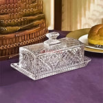 Beurrier en verre cristal dans une décoration de cuisine moderne