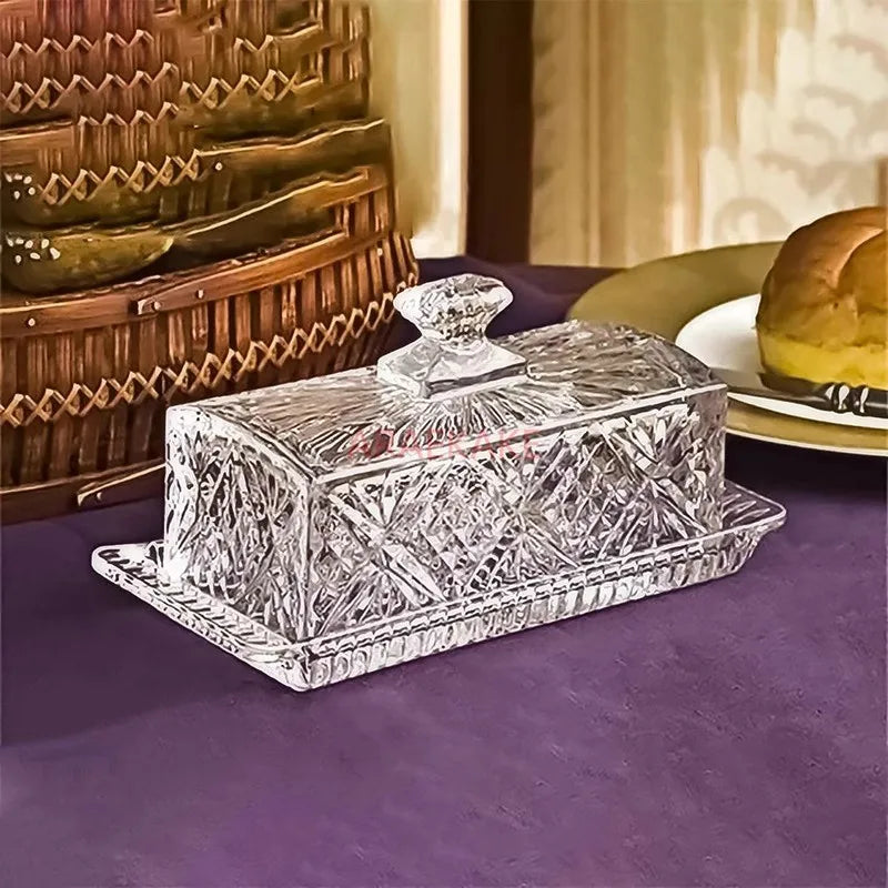 Beurrier en verre cristal dans une décoration de cuisine moderne