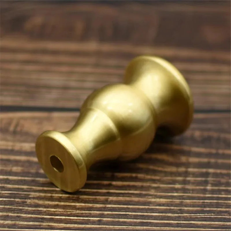 Détail de la finition cuivre antique sur la tête de lit
