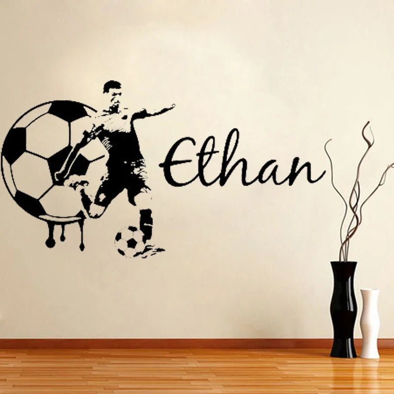 Autocollant football moderne avec nom personnalisé sur mur blanc