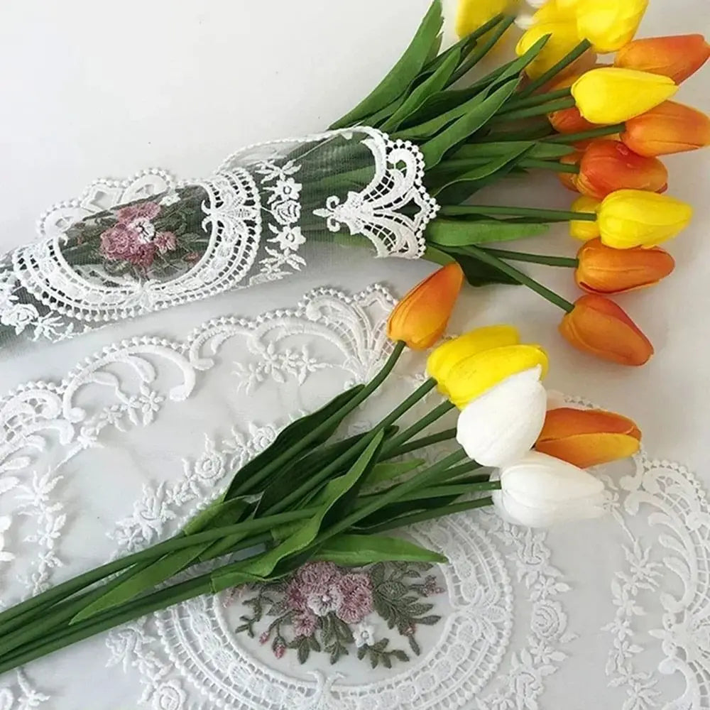 serviette table brodée florale dentelle blanc rose pâle classique romantique opacité bouquet tulipes vase